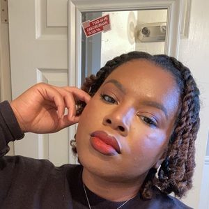 Meet your Posher, Alexis